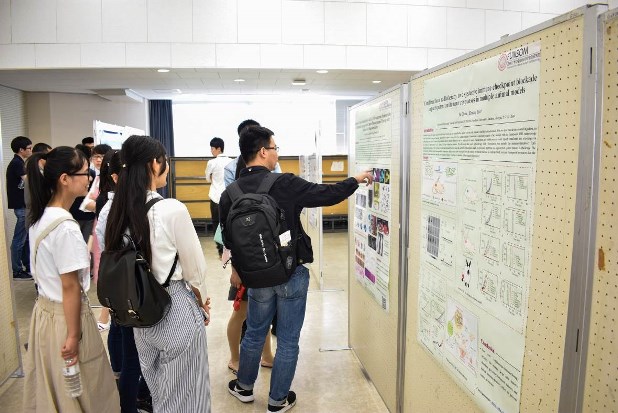 若手研究者と学生のポスター発表（島根大学松江キャンパス）