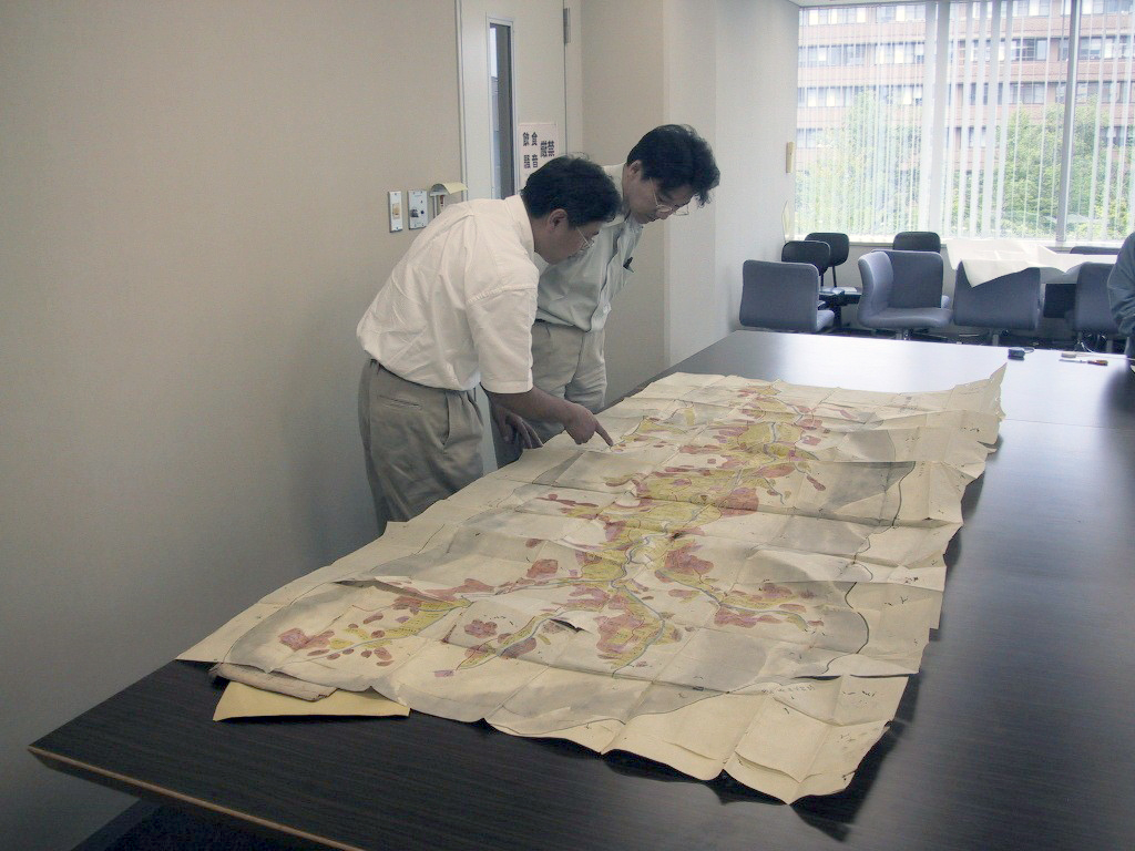 広島大学図書館での作業風景（絵図の調査・検討、2005.7.29）