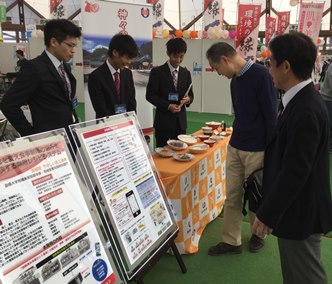 「無限レシピシステム」の説明をする医学科3年生