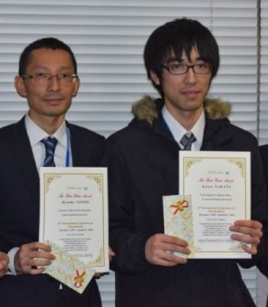 Best Poster Awardを受賞した谷野良輔さんと中田開人さん 