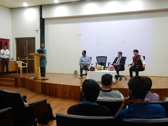 アカデミックフェアで挨拶をする、IITハイデラバード校のMurty学長