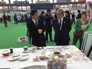 長岡出雲市長にブース説明する中村教授