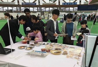 「無限レシピシステム」の説明をする医学科3年生 「無限レシピシステム」の説明をする医学科3年生